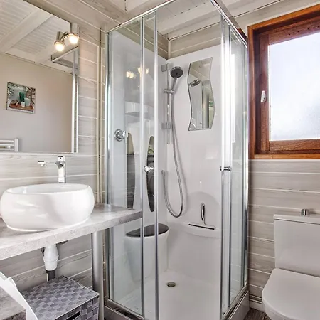 Lumineux Avec Grand Jardin Et Parking Prive A - Fr-1-788-55