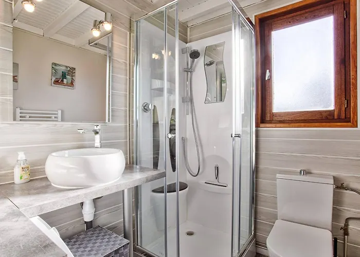 Lumineux Avec Grand Jardin Et Parking Prive A - Fr-1-788-55