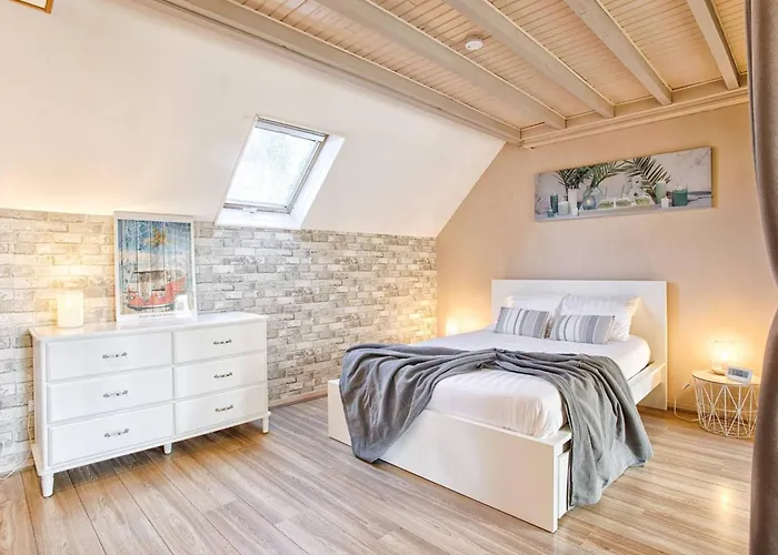 Lumineux Avec Grand Jardin Et Parking Prive A - Fr-1-788-55 Chalet *